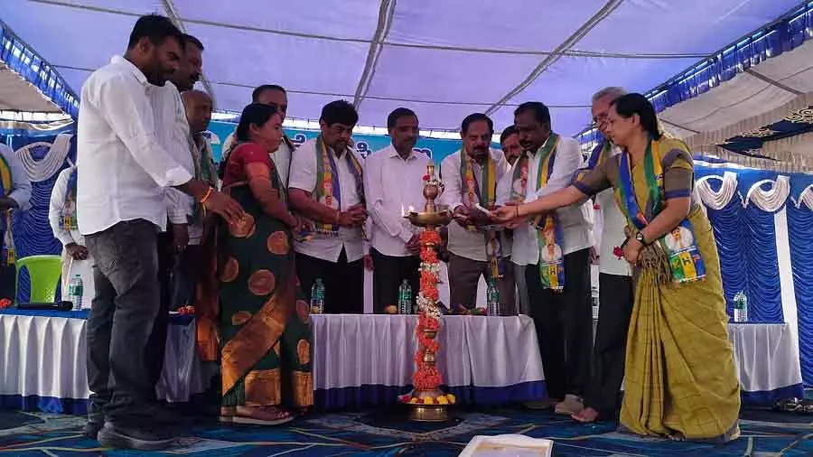 पूर्व MLA गांवों में आग लगवा रहे हैं: के.एच. पुट्टास्वामी गौड़ा ने आरोप लगाया पूर्व MLA गांवों में आग लगवा रहे हैं: के.एच. पुट्टास्वामी गौड़ा ने आरोप लगाया