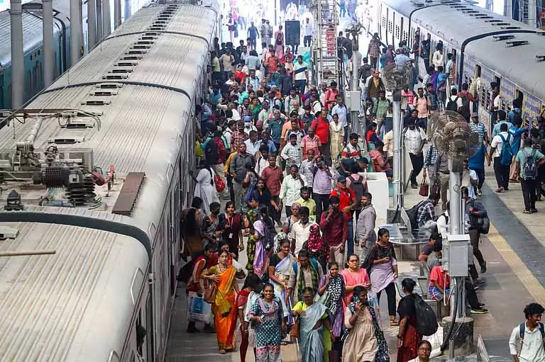 CHENNAI: बोगियों में बहुत भीड़, उतरने की भी जगह नहीं, यात्रियों ने दुख जताया CHENNAI: बोगियों में बहुत भीड़, उतरने की भी जगह नहीं, यात्रियों ने दुख जताया