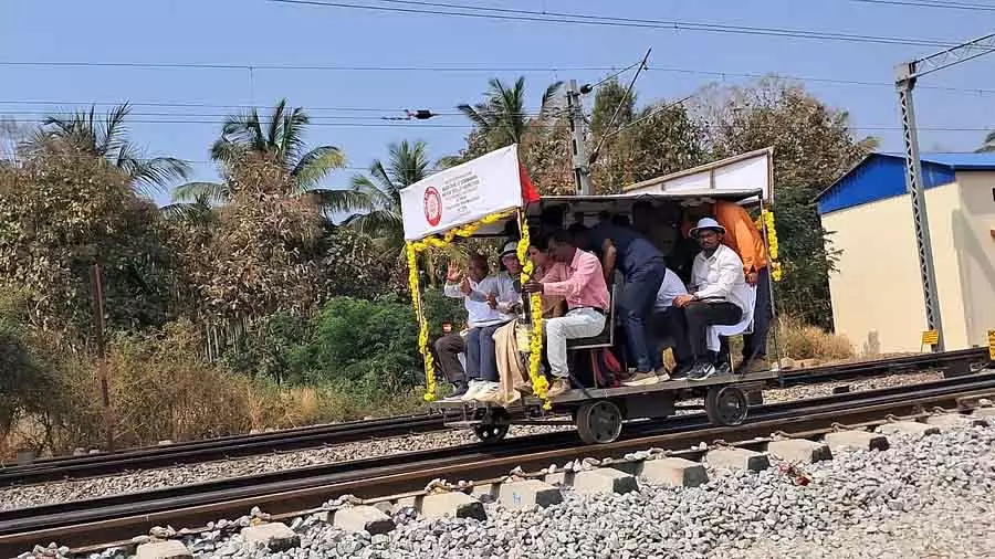 Minister सोमन्ना ने दावणगेरे-चित्रदुर्ग-तुमकुर सीधे रेल मार्ग का निरीक्षण किया Minister सोमन्ना ने दावणगेरे-चित्रदुर्ग-तुमकुर सीधे रेल मार्ग का निरीक्षण किया
