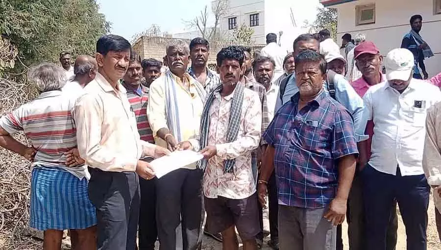 Karnataka : नागशेट्टाहल्ली दलित कॉलोनी में सड़क पर रखे पत्थर और बाड़ हटाए गए Karnataka : नागशेट्टाहल्ली दलित कॉलोनी में सड़क पर रखे पत्थर और बाड़ हटाए गए