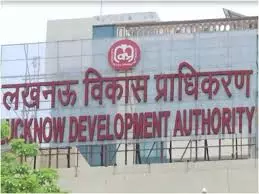 Lucknow: 23 अफसरों के खिलाफ प्रशासन की सख्ती Lucknow: 23 अफसरों के खिलाफ प्रशासन की सख्ती