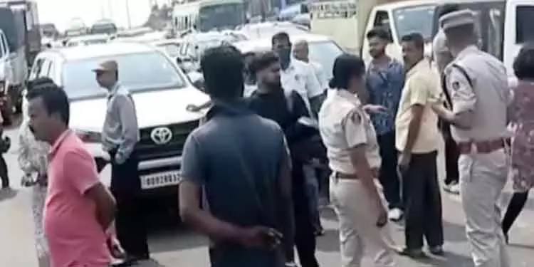 Bhubaneswar होर्डिंग हादसा: परिजनों और स्थानीय लोगों ने न्याय की मांग की Bhubaneswar होर्डिंग हादसा: परिजनों और स्थानीय लोगों ने न्याय की मांग की