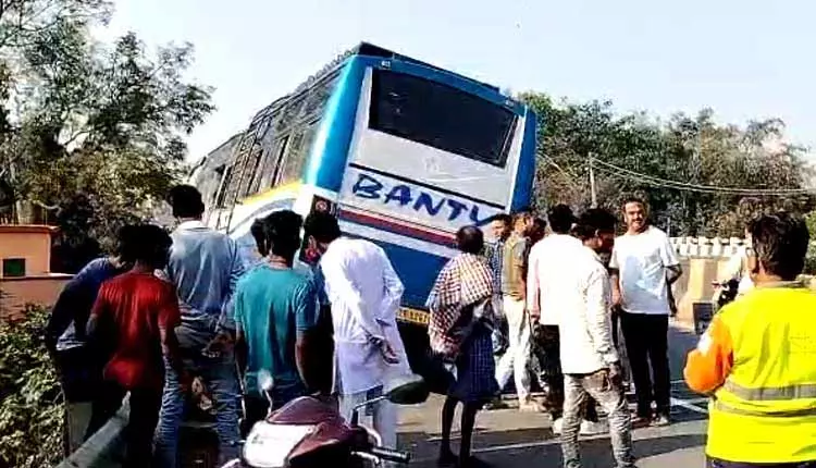 Bargarh में बस पलटने से 20 से ज़्यादा लोग घायल Bargarh में बस पलटने से 20 से ज़्यादा लोग घायल