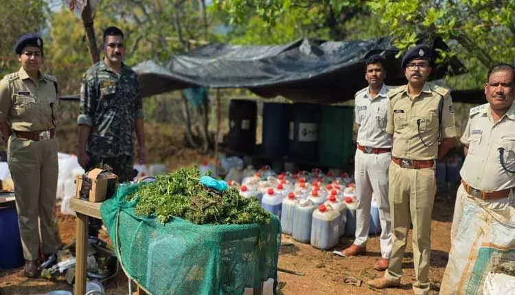 Koraput police ने अंतरराज्यीय हशीश तेल इकाई का भंडाफोड़ किया, 1,800 लीटर हशीश जब्त की Koraput police ने अंतरराज्यीय हशीश तेल इकाई का भंडाफोड़ किया, 1,800 लीटर हशीश जब्त की