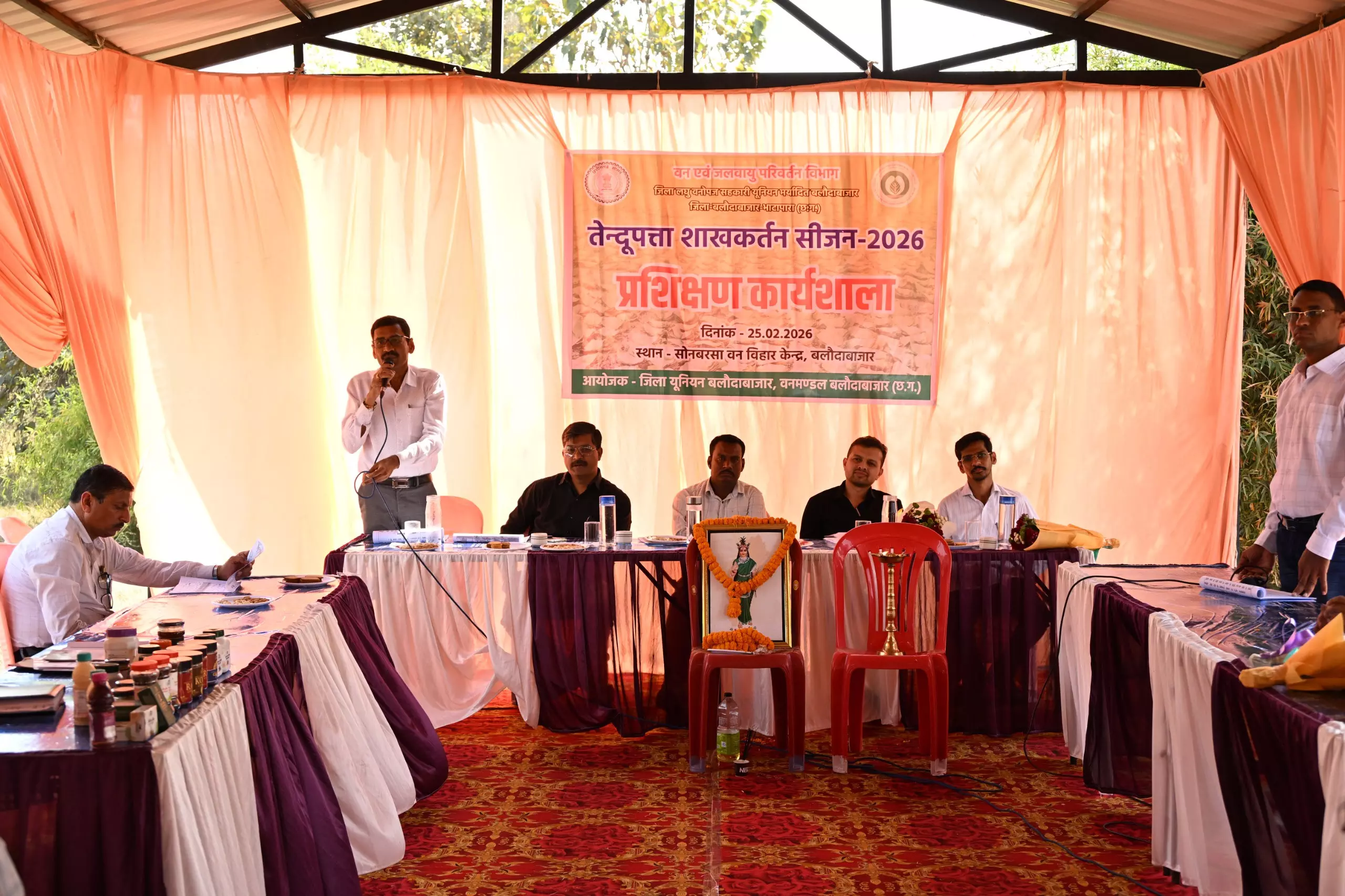 सोनबरसा में तेन्दूपत्ता संग्रहण वर्ष 2026 के लिए शाखाकर्तन कार्यशाला आयोजित सोनबरसा में तेन्दूपत्ता संग्रहण वर्ष 2026 के लिए शाखाकर्तन कार्यशाला आयोजित