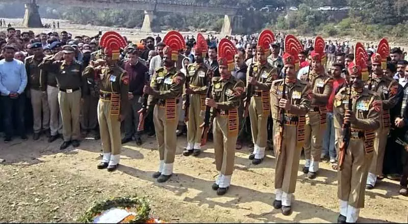 BSF jawan को नूरपुर में पूरे सम्मान के साथ दफनाया गया BSF jawan को नूरपुर में पूरे सम्मान के साथ दफनाया गया