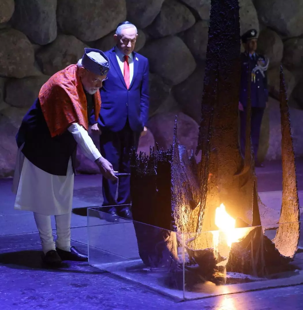 प्रधानमंत्री मोदी ने याद वाशेम में होलोकॉस्ट पीड़ितों को दी श्रद्धांजलि, राष्ट्रपति हर्जोग संग लगाया एक पेड़ मां के नाम प्रधानमंत्री मोदी ने याद वाशेम में होलोकॉस्ट पीड़ितों को दी श्रद्धांजलि, राष्ट्रपति हर्जोग संग लगाया एक पेड़ मां के नाम