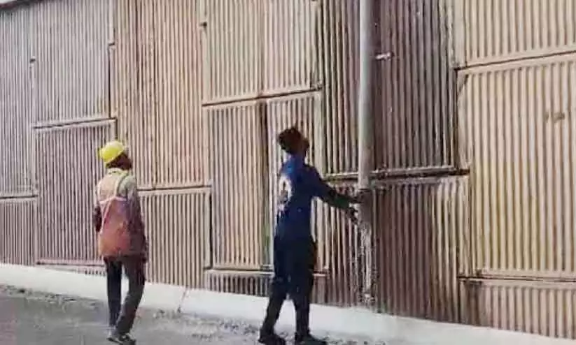 Kerala: कोट्टियम में मिट्टी की दीवार में बड़ी दरार और लीकेज Kerala: कोट्टियम में मिट्टी की दीवार में बड़ी दरार और लीकेज