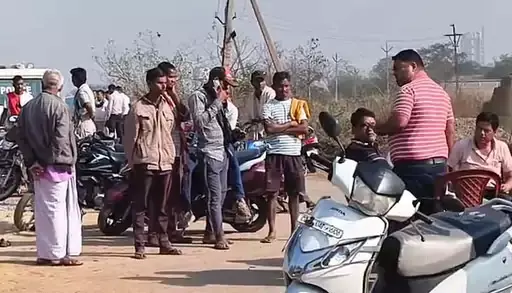 रेत लोड हाईवा ने रौंदा, रायगढ़ में बाइकर की मौत रेत लोड हाईवा ने रौंदा, रायगढ़ में बाइकर की मौत