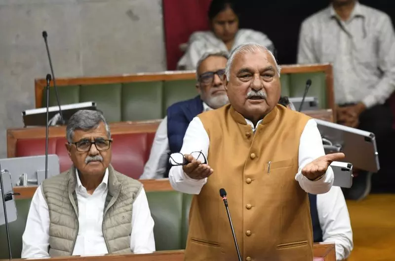 Haryana विधानसभा में हंगामा, कांग्रेस ने विरोध प्रदर्शन से पहले हिरासत में लिए जाने का आरोप Haryana विधानसभा में हंगामा, कांग्रेस ने विरोध प्रदर्शन से पहले हिरासत में लिए जाने का आरोप