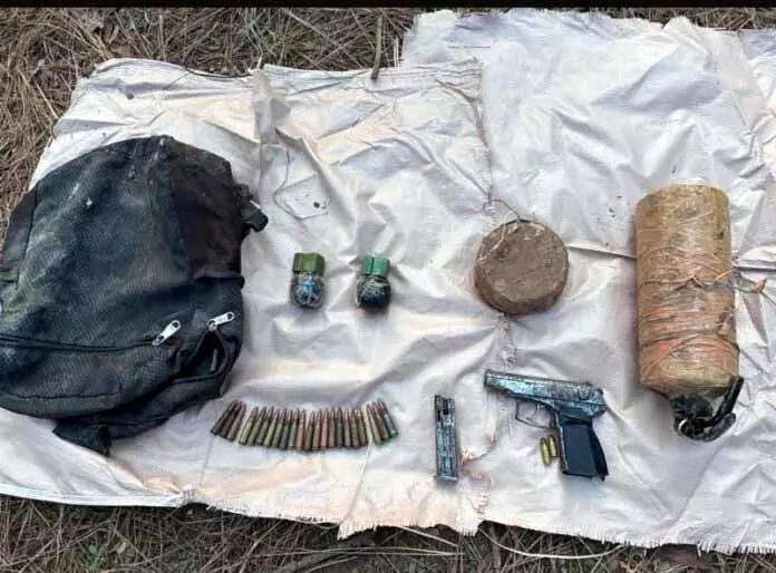 JAMMU: सेना ने मेंढर में आतंकी ठिकाने का भंडाफोड़ किया JAMMU: सेना ने मेंढर में आतंकी ठिकाने का भंडाफोड़ किया