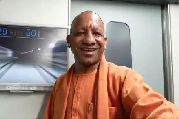 UP CM Yogi ने जापानी ट्रेन में 501 km/घंटे की रफ़्तार से यात्रा करने की खुशी शेयर की UP CM Yogi ने जापानी ट्रेन में 501 km/घंटे की रफ़्तार से यात्रा करने की खुशी शेयर की