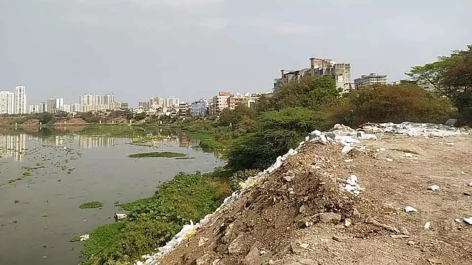 Pune : केशवनगर के पास नदी में भारी मात्रा में मलबा डंप होने पर भी PMC ने आंखें मूंद लीं Pune : केशवनगर के पास नदी में भारी मात्रा में मलबा डंप होने पर भी PMC ने आंखें मूंद लीं