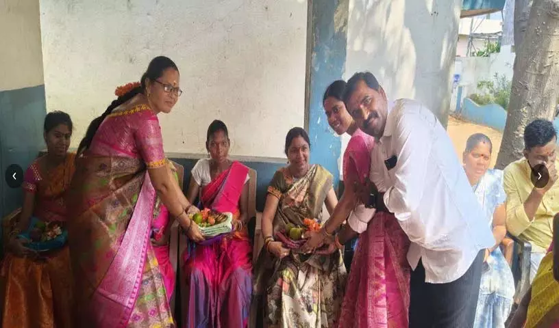 Tekulapalli आंगनवाड़ी में ग्रुप सिलाई और साक्षरता अभ्यास Tekulapalli आंगनवाड़ी में ग्रुप सिलाई और साक्षरता अभ्यास