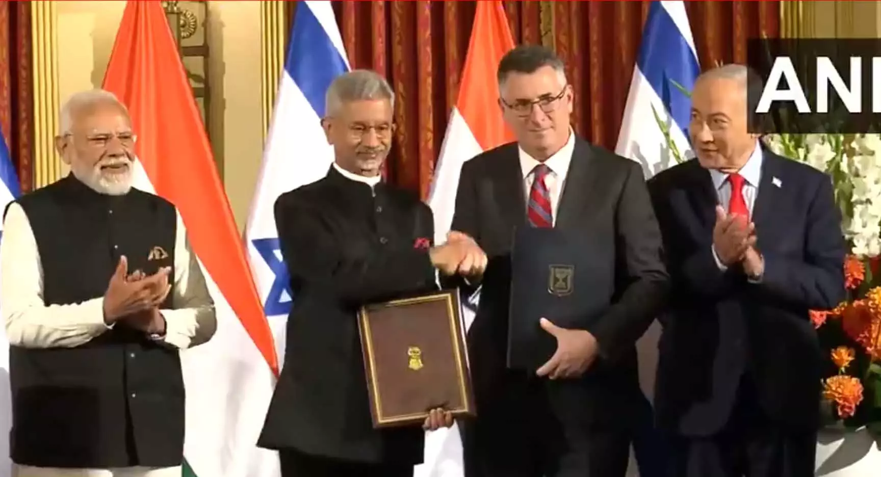 भारत-इजरायल ने प्रधानमंत्री मोदी और PM नेतन्याहू की मौजूदगी में MoU पर हस्ताक्षर किए, हुए कई समझौते भारत-इजरायल ने प्रधानमंत्री मोदी और PM नेतन्याहू की मौजूदगी में MoU पर हस्ताक्षर किए, हुए कई समझौते