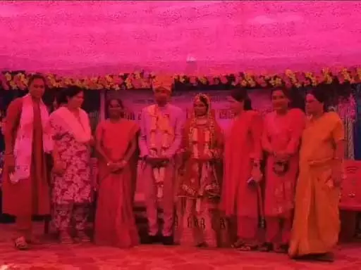 विद्युत कर्मचारी ने अनाथ युवती का हाथ थामा, शादी रचाई विद्युत कर्मचारी ने अनाथ युवती का हाथ थामा, शादी रचाई