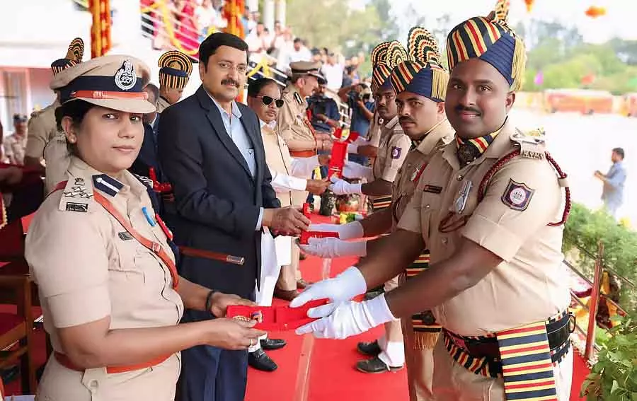 Bilagi : मुख्यमंत्री ने फारूक हुदे को गोल्ड मेडल दिया Bilagi : मुख्यमंत्री ने फारूक हुदे को गोल्ड मेडल दिया