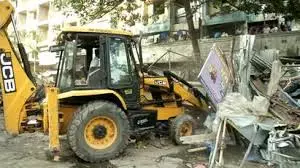 Mumbai: अवैध निर्माण पर चला बुलडोजर Mumbai: अवैध निर्माण पर चला बुलडोजर
