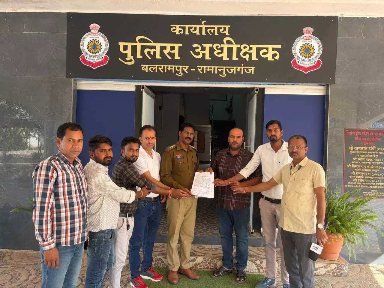 सोशल मीडिया पर पत्रकारों को दी गई धमकी, एसपी से की गई शिकायत सोशल मीडिया पर पत्रकारों को दी गई धमकी, एसपी से की गई शिकायत