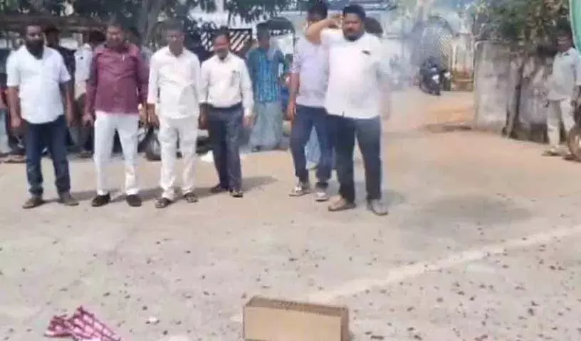 Mahabubabad कलेक्टर के ट्रांसफर पर स्थानीय लोगों ने जश्न मनाया Mahabubabad कलेक्टर के ट्रांसफर पर स्थानीय लोगों ने जश्न मनाया