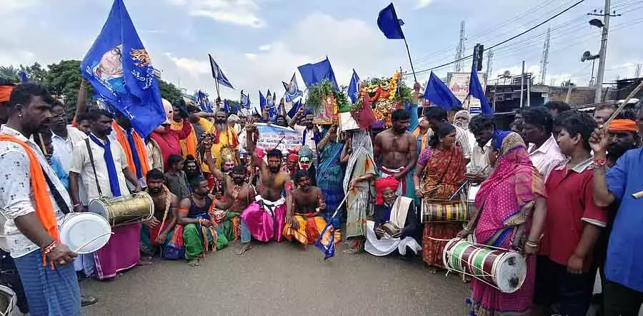 Harapanahalli : 1% आरक्षण की मांग को लेकर विरोध प्रदर्शन Harapanahalli : 1% आरक्षण की मांग को लेकर विरोध प्रदर्शन