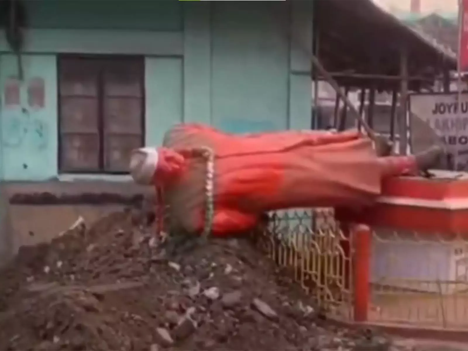 APCC अध्यक्ष गौरव गोगोई ने कछार में जवाहरलाल नेहरू की प्रतिमा पर तोड़फोड़ की निंदा की APCC अध्यक्ष गौरव गोगोई ने कछार में जवाहरलाल नेहरू की प्रतिमा पर तोड़फोड़ की निंदा की