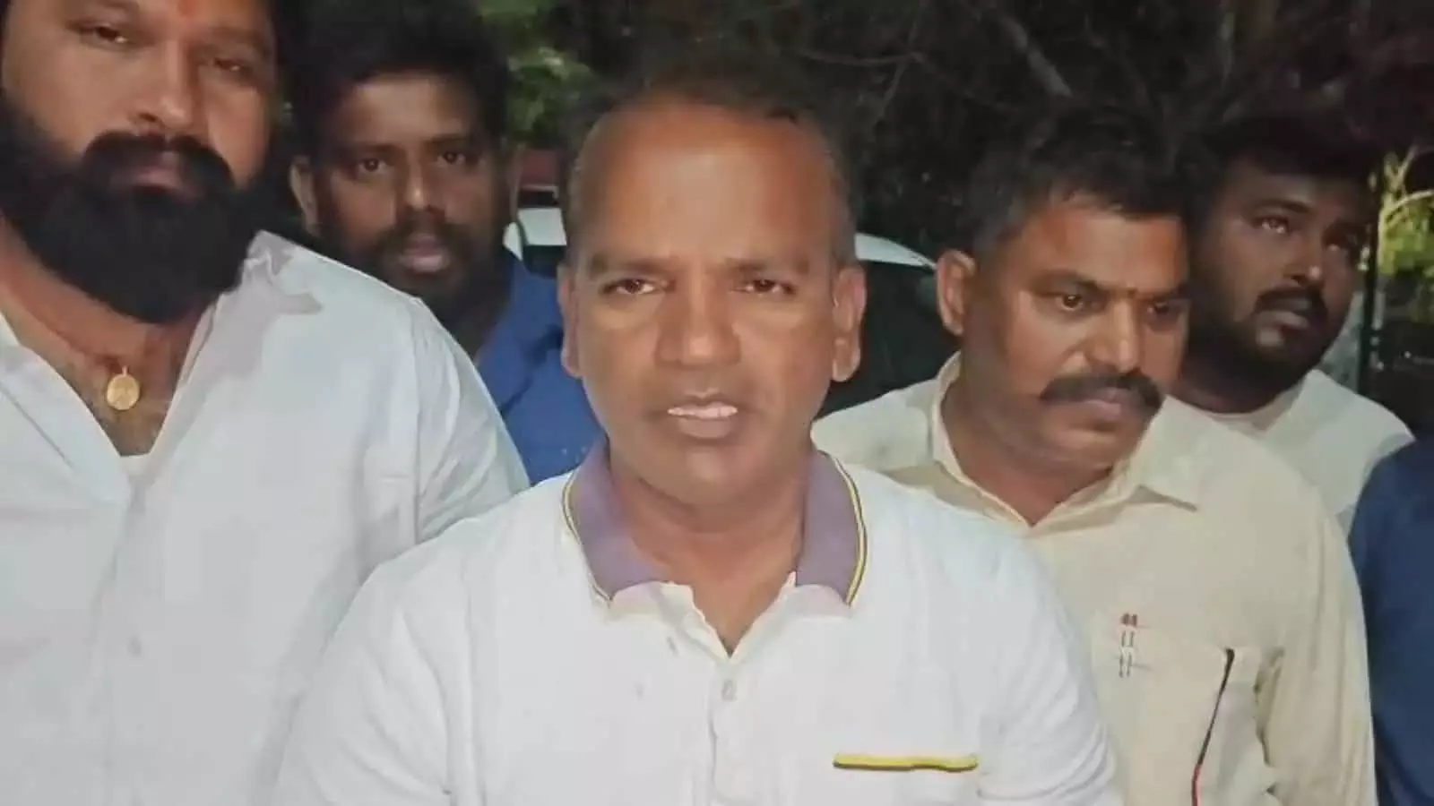 Hyderabad के मंदिर में नमाज़ पढ़ने पर मानसिक स्वास्थ्य समस्याओं से जूझ रहे व्यक्ति को हिरासत में लिया Hyderabad के मंदिर में नमाज़ पढ़ने पर मानसिक स्वास्थ्य समस्याओं से जूझ रहे व्यक्ति को हिरासत में लिया