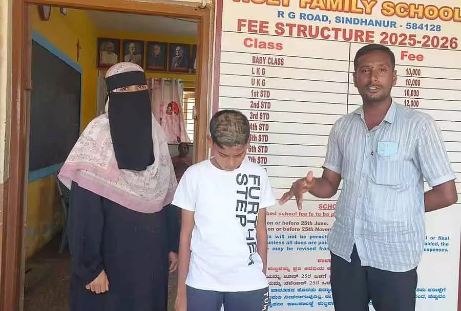 Sindhanur : होली फैमिली स्कूल के टीचर ने स्टूडेंट के बाल काट दिए Sindhanur : होली फैमिली स्कूल के टीचर ने स्टूडेंट के बाल काट दिए