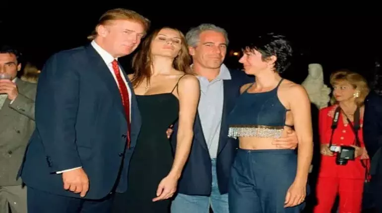 ट्रंप के खिलाफ आरोप वाली Epstein की ज़रूरी फाइलें क्यों गायब हैं? ट्रंप के खिलाफ आरोप वाली Epstein की ज़रूरी फाइलें क्यों गायब हैं?