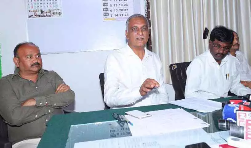 T Harish Rao ने सिद्दीपेट तहसीलदार की गैरमौजूदगी पर जताया गुस्सा T Harish Rao ने सिद्दीपेट तहसीलदार की गैरमौजूदगी पर जताया गुस्सा