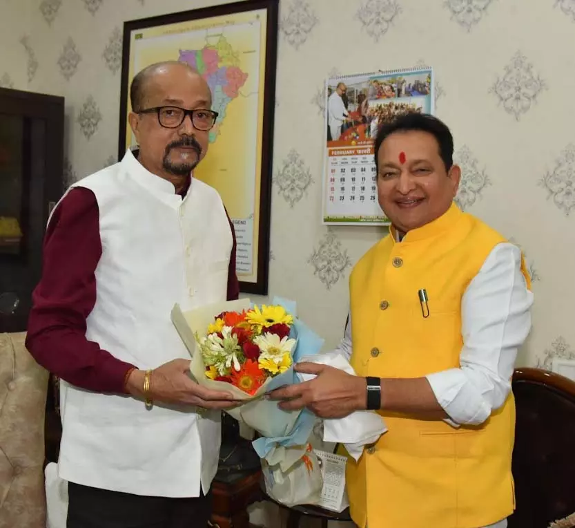 राज्यपाल रमेन डेका से विधायक संपत अग्रवाल ने सौजन्य भेंट की राज्यपाल रमेन डेका से विधायक संपत अग्रवाल ने सौजन्य भेंट की