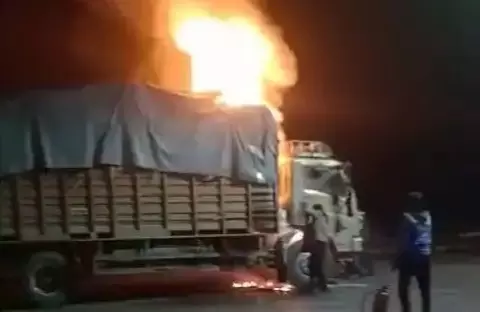 Hisar: राजमार्ग पर आयशर ट्रक में भीषण आग, ट्रक हादसे में बड़ा नुकसान Hisar: राजमार्ग पर आयशर ट्रक में भीषण आग, ट्रक हादसे में बड़ा नुकसान