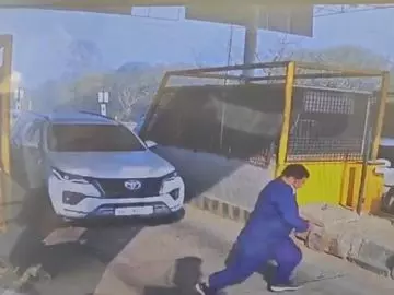 Hisar: टोल बूथ पर दुर्घटना से हड़कंप, घायल कर्मचारी अस्पताल में भर्ती Hisar: टोल बूथ पर दुर्घटना से हड़कंप, घायल कर्मचारी अस्पताल में भर्ती