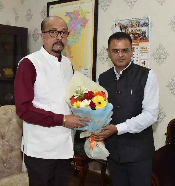 राज्यपाल रमेन डेका से एडवोकेट जनरल विवेक शर्मा ने सौजन्य भेंट की राज्यपाल रमेन डेका से एडवोकेट जनरल विवेक शर्मा ने सौजन्य भेंट की