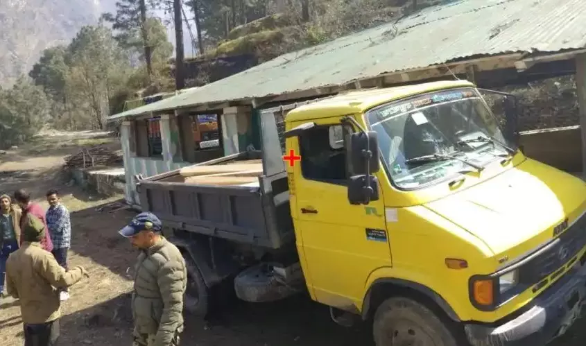 Uttarkashi: अवैध लकड़ी परिवहन पर शिकंजा, वन विभाग की बड़ी कार्रवाई Uttarkashi: अवैध लकड़ी परिवहन पर शिकंजा, वन विभाग की बड़ी कार्रवाई