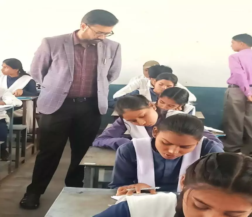 कलेक्टर विनय लंगेह ने परीक्षा व्यवस्था का निरीक्षण करने स्कूलों का किया भ्रमण कलेक्टर विनय लंगेह ने परीक्षा व्यवस्था का निरीक्षण करने स्कूलों का किया भ्रमण