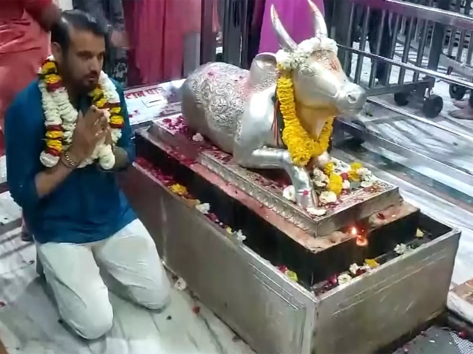 Siddharth Kaul, कर्ण शर्मा ने उज्जैन के महाकालेश्वर मंदिर का दौरा किया, भस्म आरती में भाग लिया Siddharth Kaul, कर्ण शर्मा ने उज्जैन के महाकालेश्वर मंदिर का दौरा किया, भस्म आरती में भाग लिया