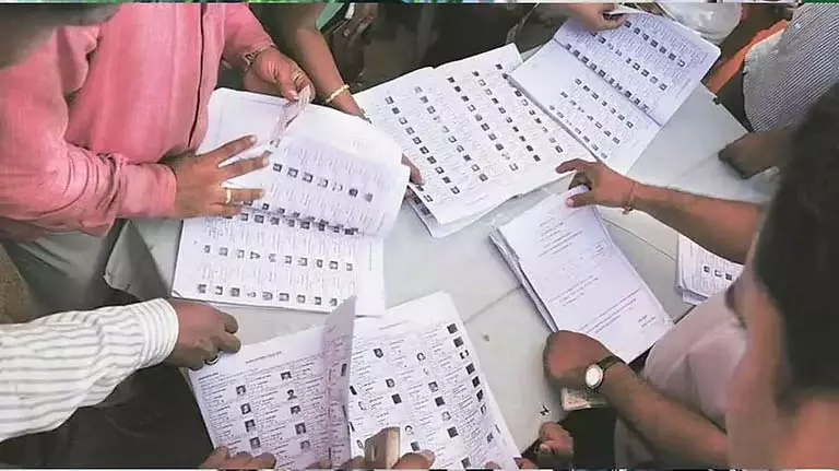 Election Commission ने फ़ाइनल वोटर लिस्ट की गिनती और दूसरी जानकारी साफ़ की Election Commission ने फ़ाइनल वोटर लिस्ट की गिनती और दूसरी जानकारी साफ़ की