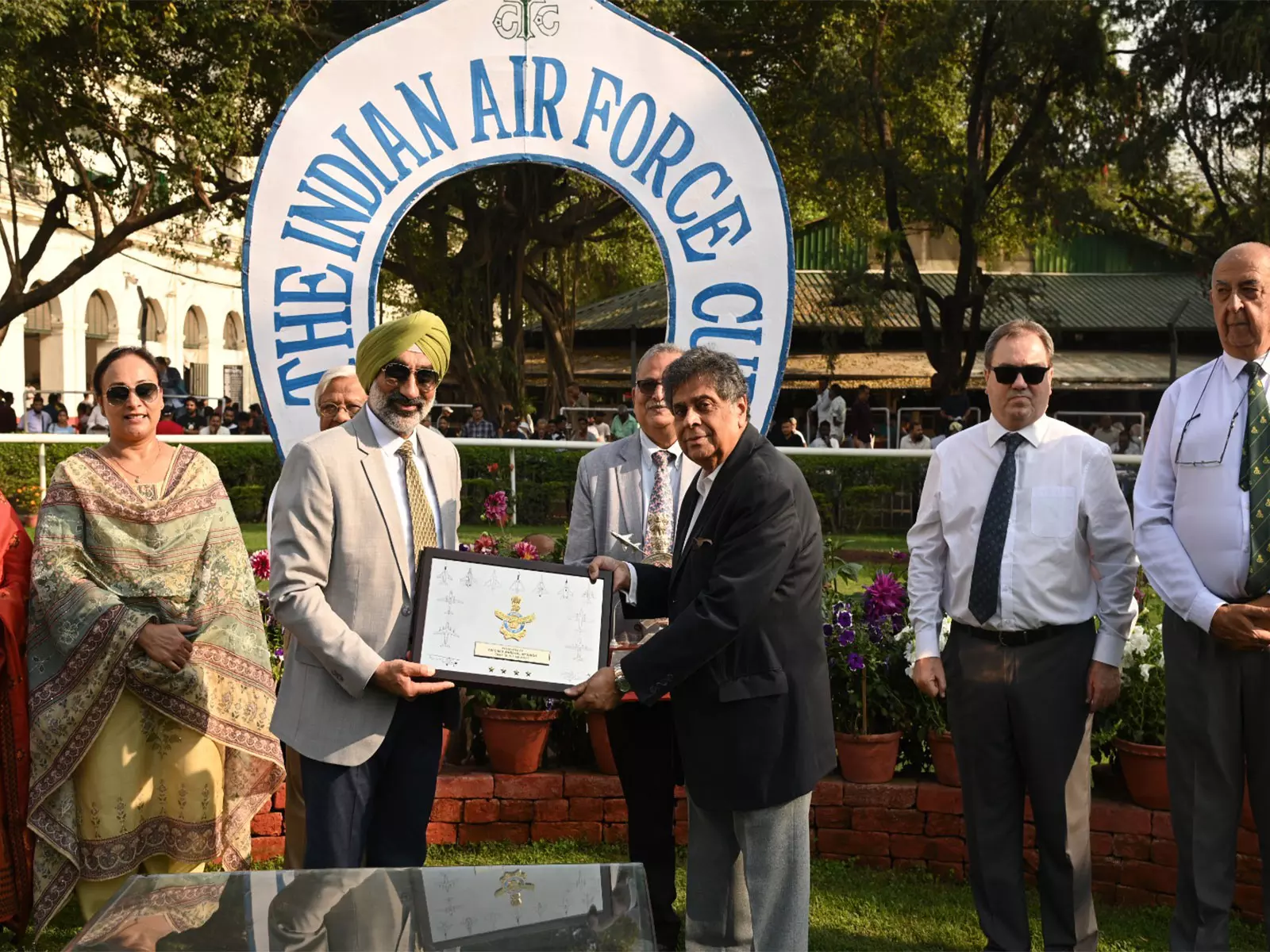 रॉयल कलकत्ता टर्फ क्लब में IAF और ईएसी कप रेस आयोजित की गईं रॉयल कलकत्ता टर्फ क्लब में IAF और ईएसी कप रेस आयोजित की गईं
