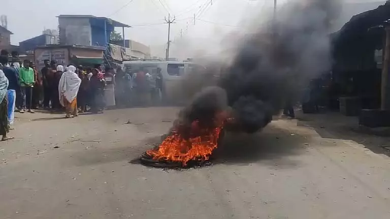 छात्र की हत्या के बाद Manikchak में प्रदर्शन, शव को स्टेट हाईवे पर छोड़ा गया छात्र की हत्या के बाद Manikchak में प्रदर्शन, शव को स्टेट हाईवे पर छोड़ा गया