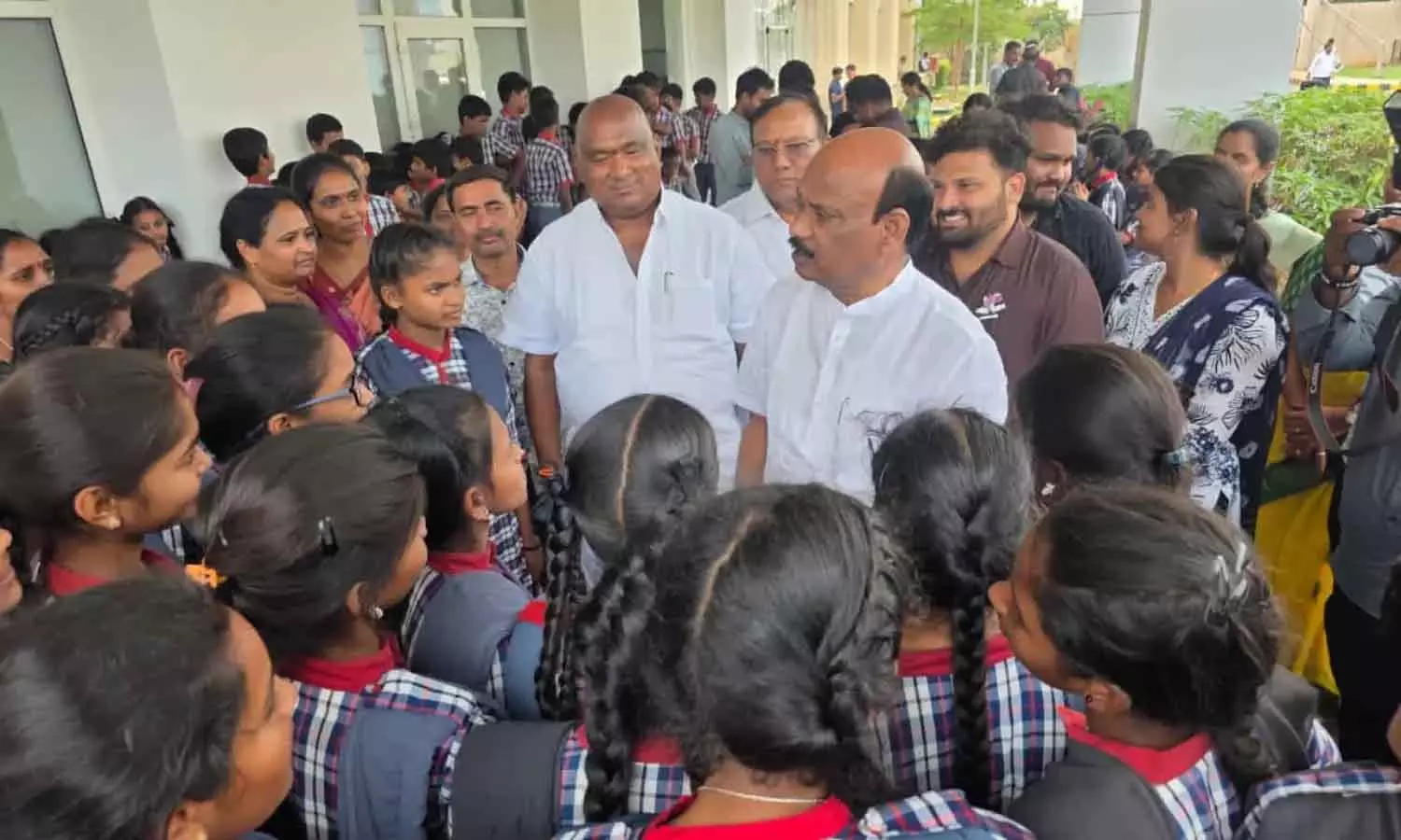 AP असेंबली स्पीकर ने स्टूडेंट्स को पॉलिटिक्स में आने की दी प्रेरणा AP असेंबली स्पीकर ने स्टूडेंट्स को पॉलिटिक्स में आने की दी प्रेरणा