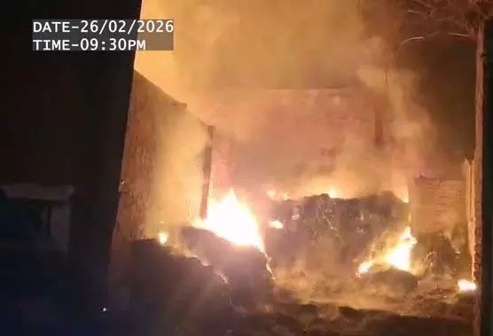 VIDEO: गोदाम में लगी आग, उत्पादन सामग्री और मशीनरी जलकर खाक VIDEO: गोदाम में लगी आग, उत्पादन सामग्री और मशीनरी जलकर खाक