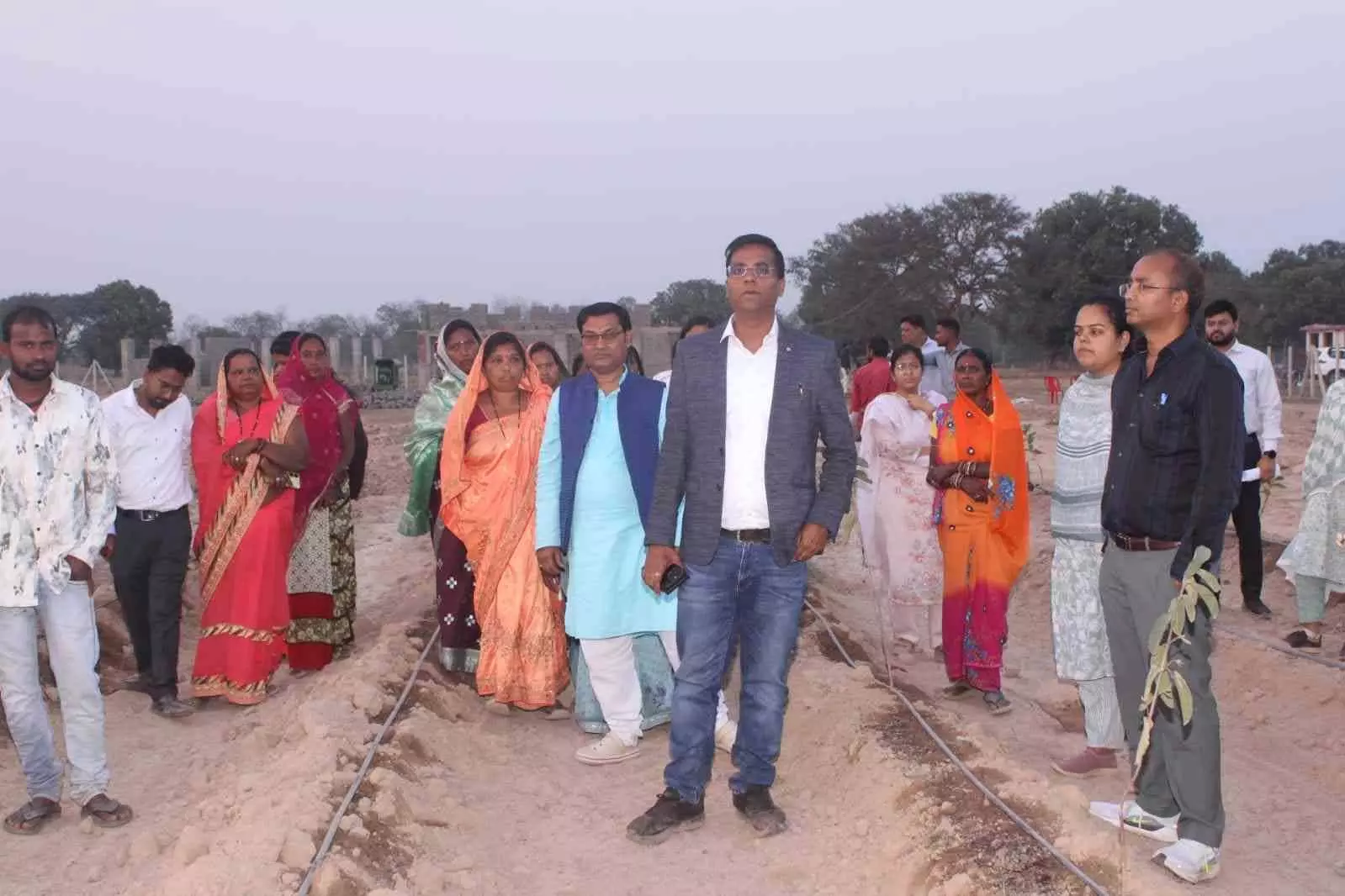 कलेक्टर कन्नौजे ने सुखापाली में महिला समूहों के अमरूद खेती के कार्यों का किया निरीक्षण कलेक्टर कन्नौजे ने सुखापाली में महिला समूहों के अमरूद खेती के कार्यों का किया निरीक्षण