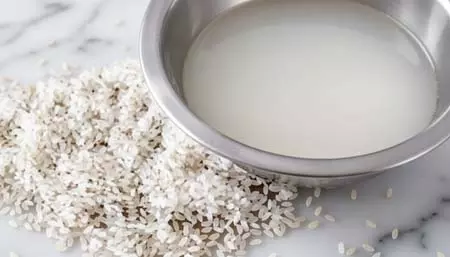 झड़ते और रूखे बालों के लिए वरदान है चावल का पानी, रूखेपन से मिलेगा छुटकारा झड़ते और रूखे बालों के लिए वरदान है चावल का पानी, रूखेपन से मिलेगा छुटकारा