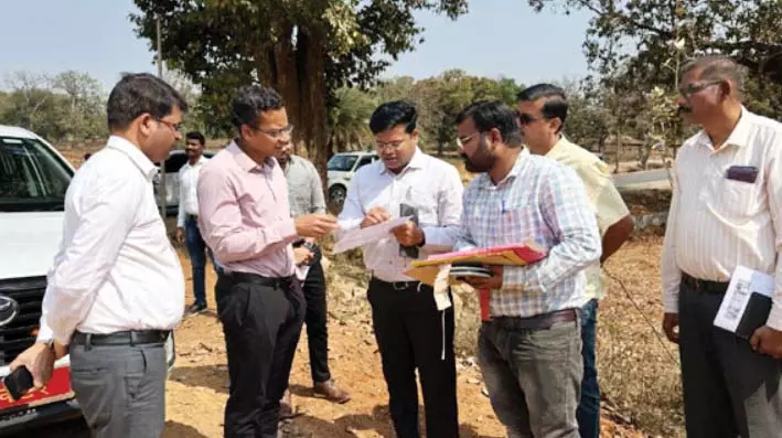 दंतेवाड़ा में विकास कार्यों का कलेक्टर ने किया निरीक्षण दंतेवाड़ा में विकास कार्यों का कलेक्टर ने किया निरीक्षण