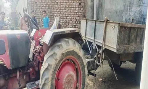 Jalandhar: घर के बाहर खेल रहे 4 साल के बच्चे को ट्रैक्टर-ट्रॉली ने कुचला Jalandhar: घर के बाहर खेल रहे 4 साल के बच्चे को ट्रैक्टर-ट्रॉली ने कुचला