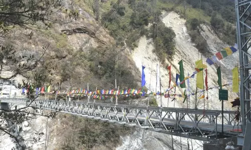 BRO द्वारा चुंगथांग-लाचेन मार्ग को बहाल करने पर राज्य मंत्री ने ताराम चू पुल का उद्घाटन किया BRO द्वारा चुंगथांग-लाचेन मार्ग को बहाल करने पर राज्य मंत्री ने ताराम चू पुल का उद्घाटन किया