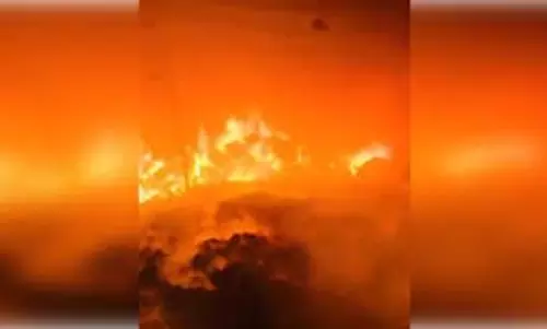 Up News: दो कॉटन वेस्ट कारखानों में लगी भीषण आग,इलाके में दहशत