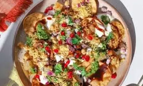 Holi Special Papdi Chaat Recipe: घर पर बनाएं बाजार जैसी चटपटी होली स्पेशल पापड़ी चाट Holi Special Papdi Chaat Recipe: घर पर बनाएं बाजार जैसी चटपटी होली स्पेशल पापड़ी चाट