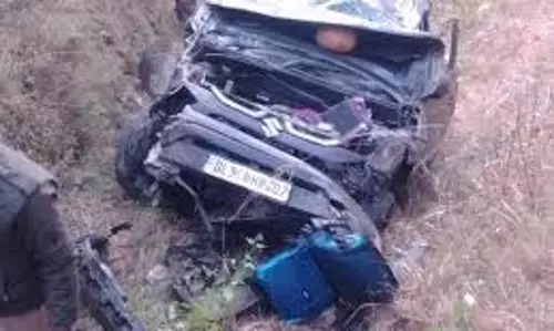 Uttarakhand: खाई में गिरी कार , तीन की मौत, पांच लोग घायल Uttarakhand: खाई में गिरी कार , तीन की मौत, पांच लोग घायल